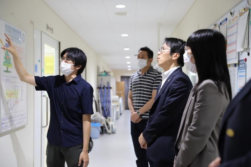 中島助教から研究の説明を受ける池田課長