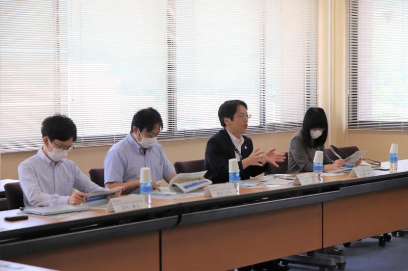 意見交換を行う池田課長（右から2人目）、橋詰室長補佐（同3人目）