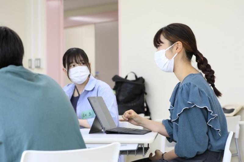 ディスカッションする受講生たち