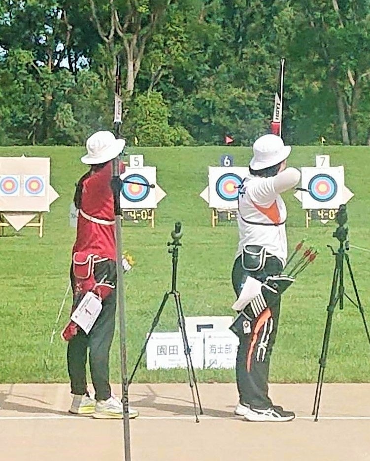 的に狙いを定める海士部さん（右）