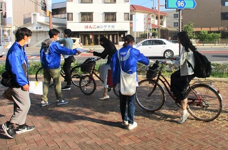 チラシを配布する学生