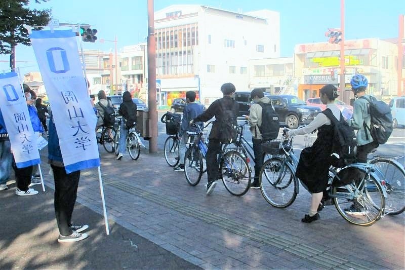 多くの自転車が通行する岡大入口交差点
