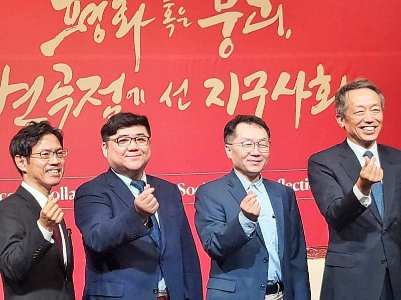 左から横井副学長、Yao Yao氏、モデレーターのRyan Song氏(キョンヒ大学・法科大学院・教授)、Kim Won-Soo氏