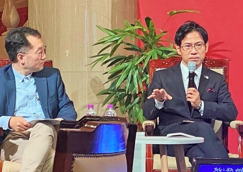 円卓会議で話す横井副学長（右）