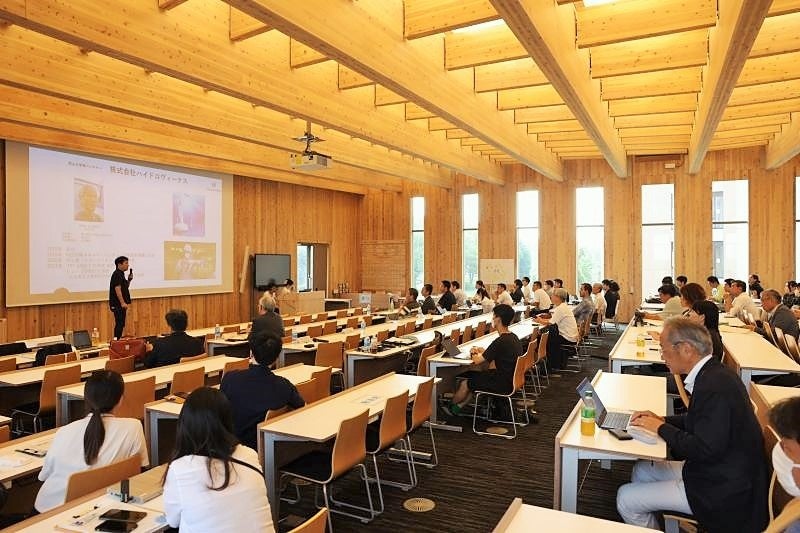 事業内容プレゼンの様子