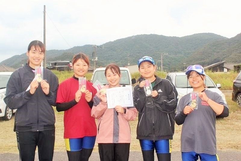 左から濱中さん・中野さん・細田さん・坂本さん・神尾さん（女子舵手付きクォドルプルの部）