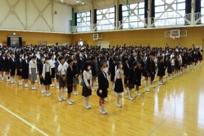 体育館に集まった児童たち