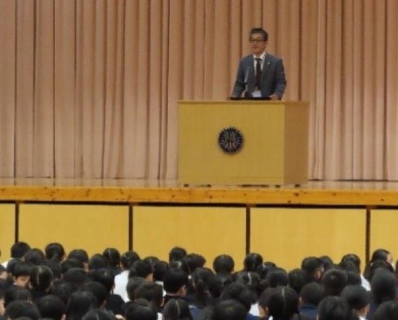 前田校長の話を聞く様子