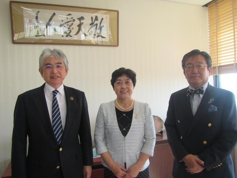 集合写真(左から菅理事、郭艶萍会長、那須学長)