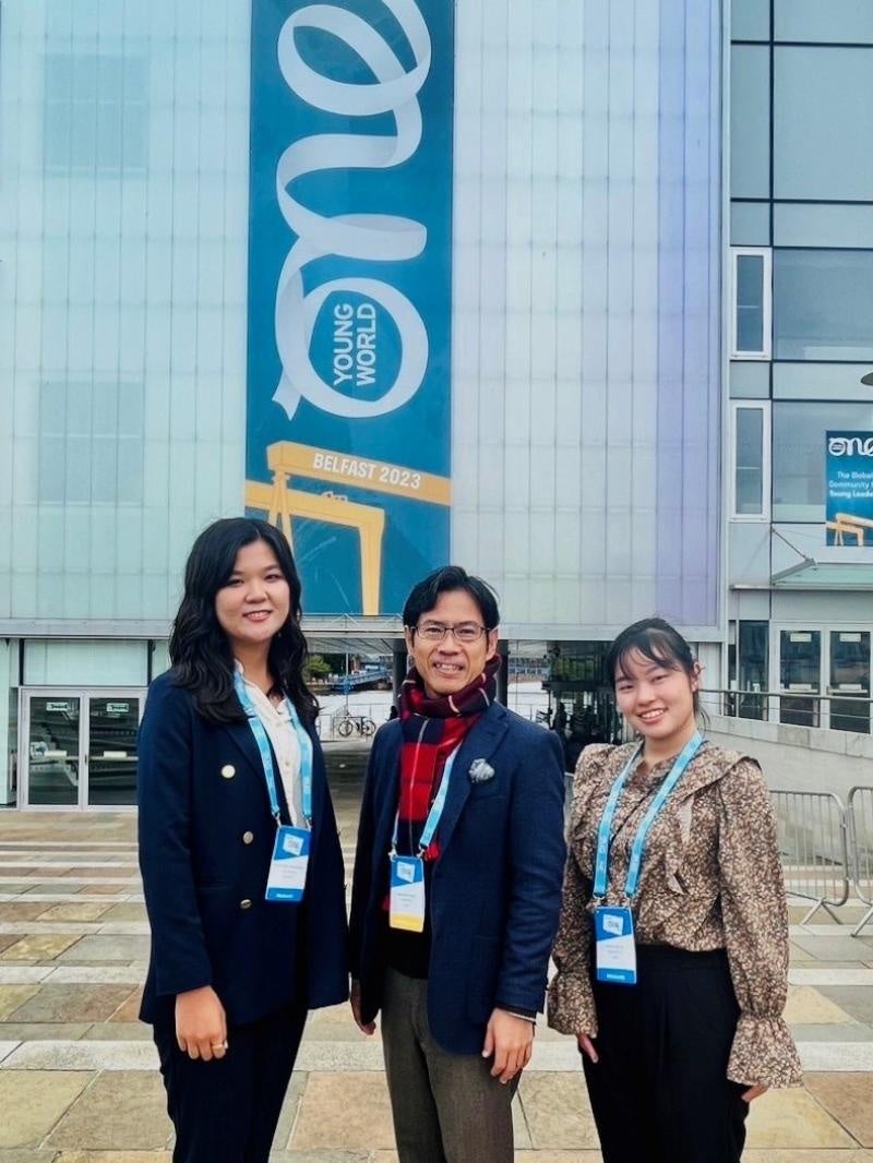 (左から)Akramjonovaさん、横井副学長、布さん