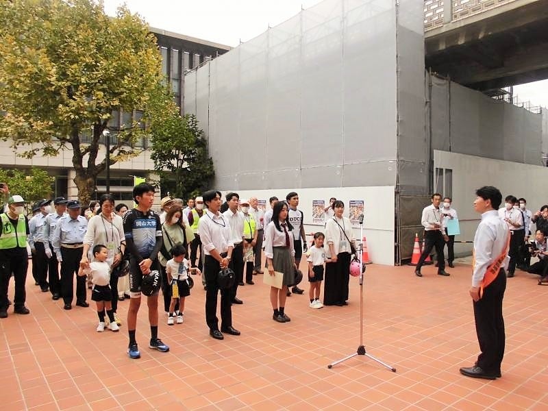 交通安全県民運動の出発式(前列左端が長嶺さん、2列目右端が仁井さん)