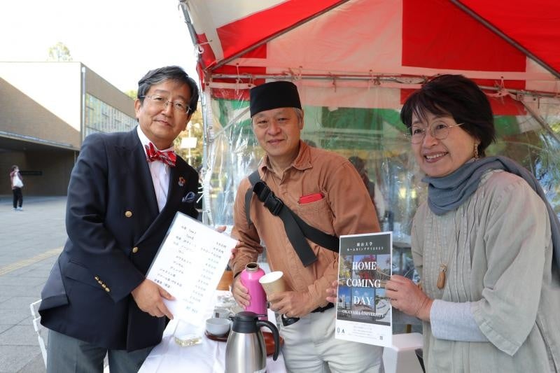 那須学長と卒業生による記念撮影