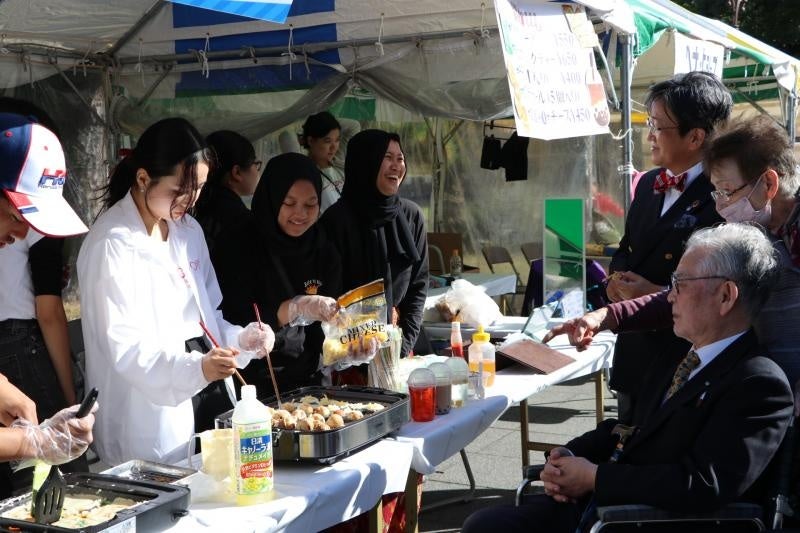 学生と交流する那須学長
