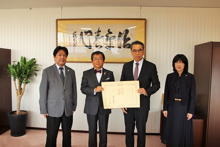 記念写真（左から袖山理事、那須学長、中島代表取締役社長、三村理事）