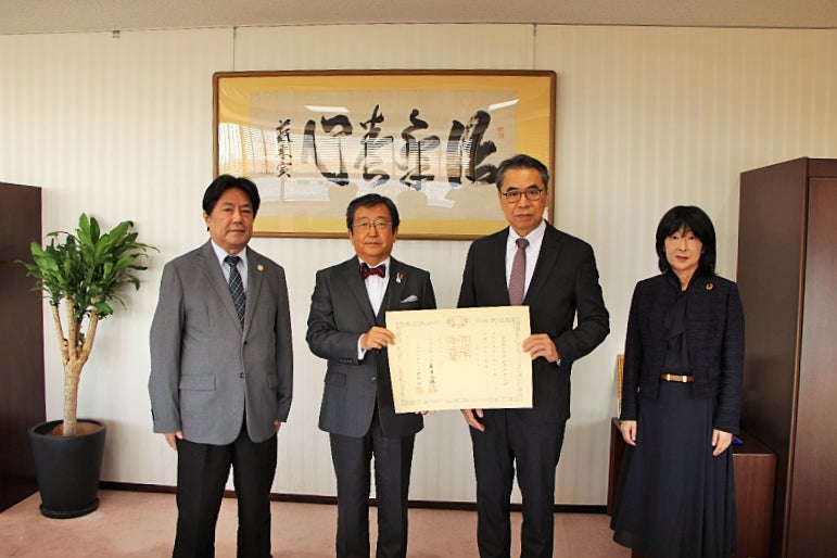 記念写真(左から袖山理事、那須学長、中島代表取締役社長、三村理事)