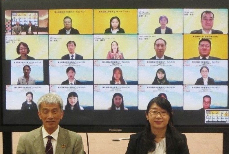 鈴木副学長(左)とスピーチコンテスト参加者らの集合写真