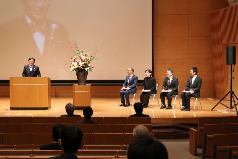 あいさつする那須保友学長