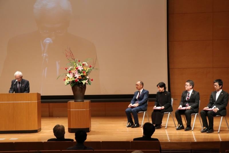 祝詞を述べる小長啓一Alumni会長
