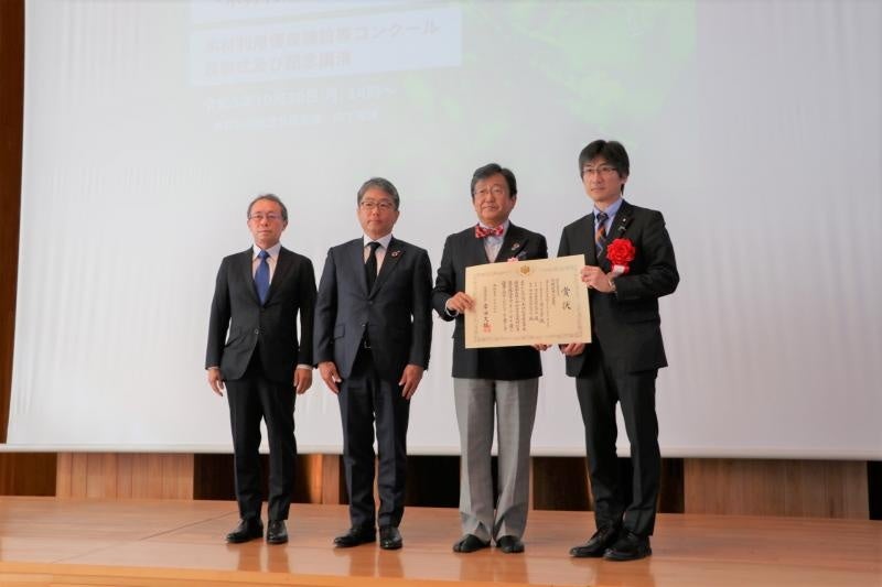 表彰状授与後の記念写真（右：舞立昇治農林水産大臣政務官、右から2人目：那須保友学長）