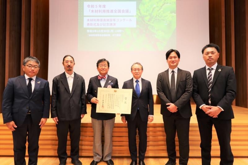 共育共創コモンズの関係者による記念写真