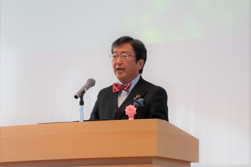 あいさつする那須保友学長