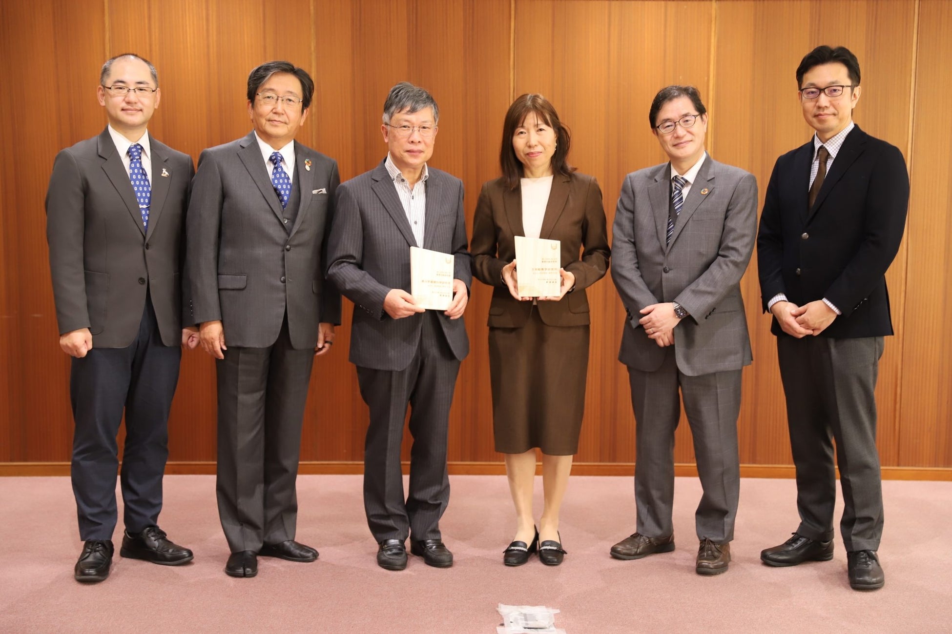 記念撮影(左より:佐藤法仁副理事・副学長・URA・G研究機構長、那須保友学長、沈建仁所長、松本直子所長、松尾泰樹事務局長、白井俊参事官)