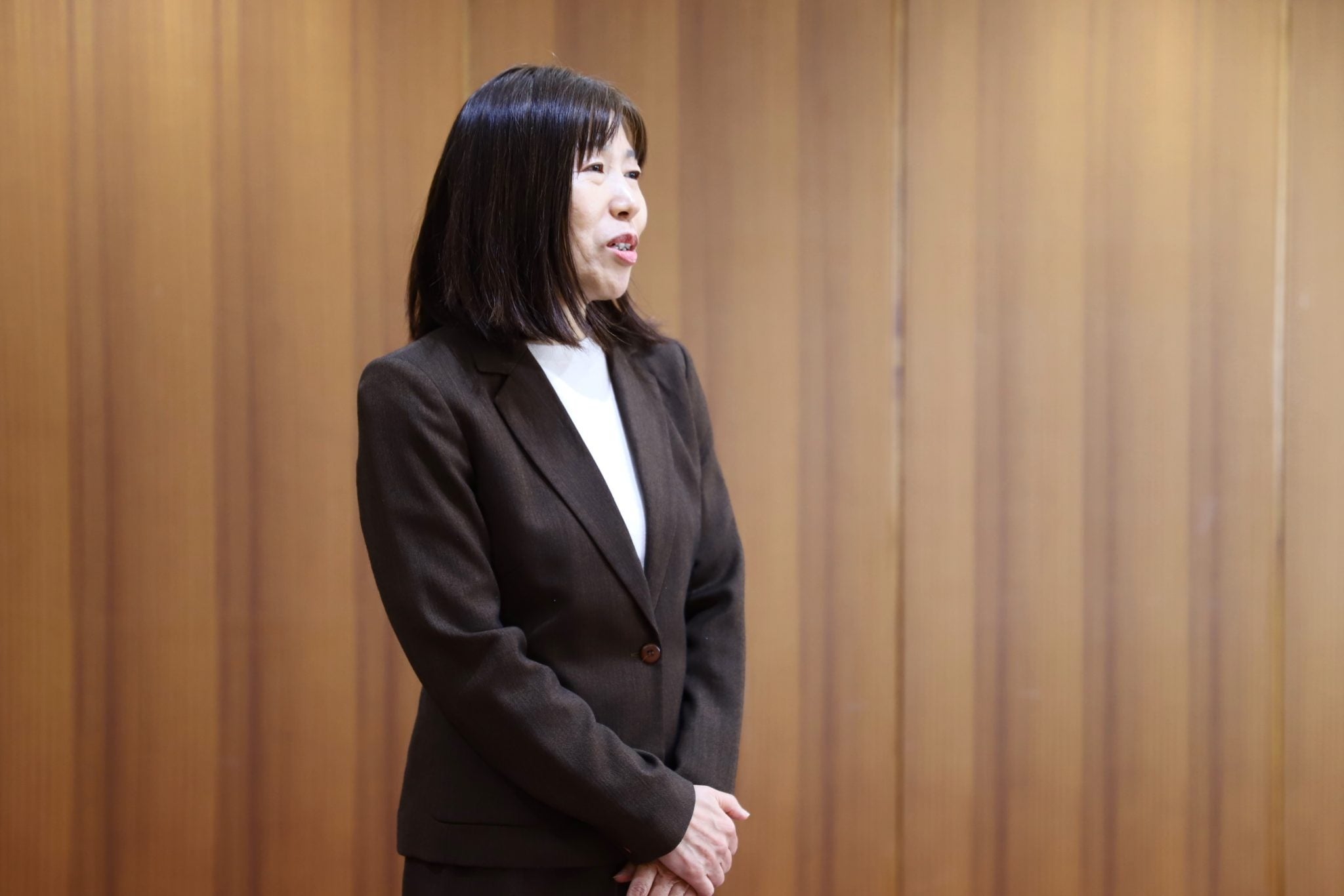 認定を受けて挨拶をする松本直子所長