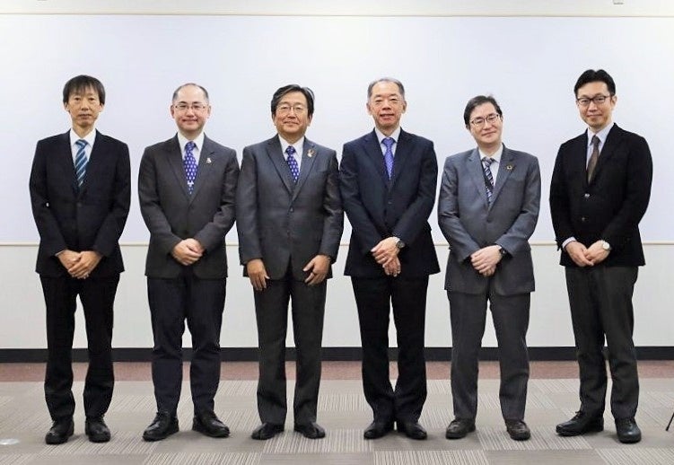 記念撮影（左より：山本敏央副所長、佐藤法仁副理事・副学長・URA、那須学長、平山隆志所長、松尾泰樹事務局長、白井俊参事官）