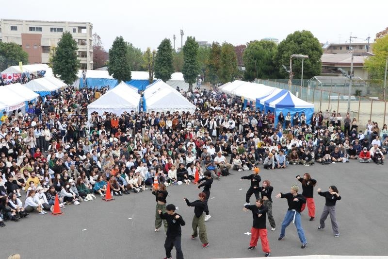 大勢の来場者で賑わうキャンパス