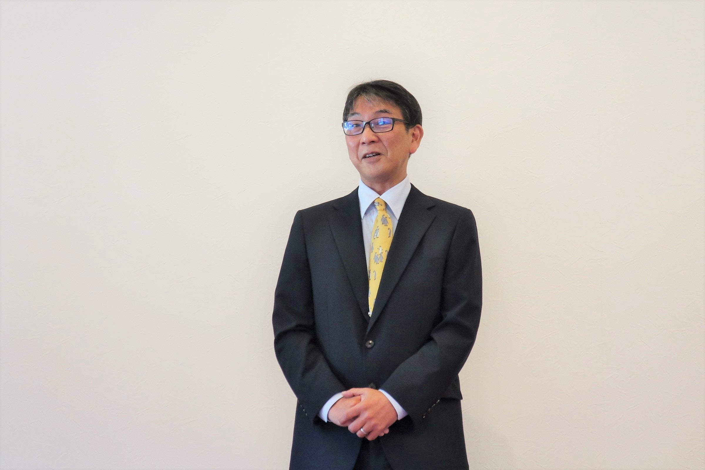 認定を受けて挨拶をする芳野極所長