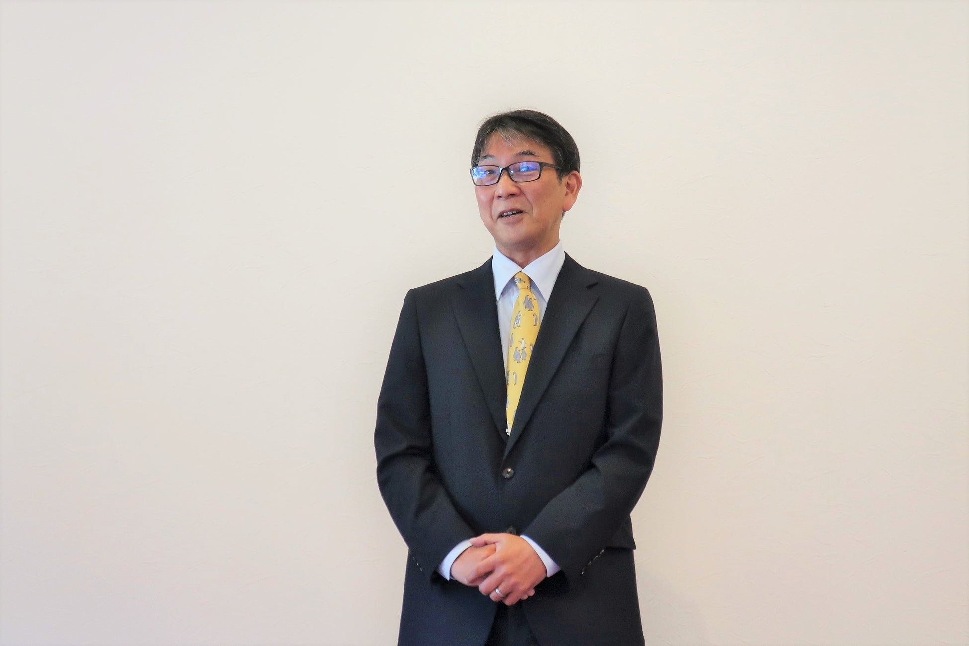 認定を受けて挨拶をする芳野極所長