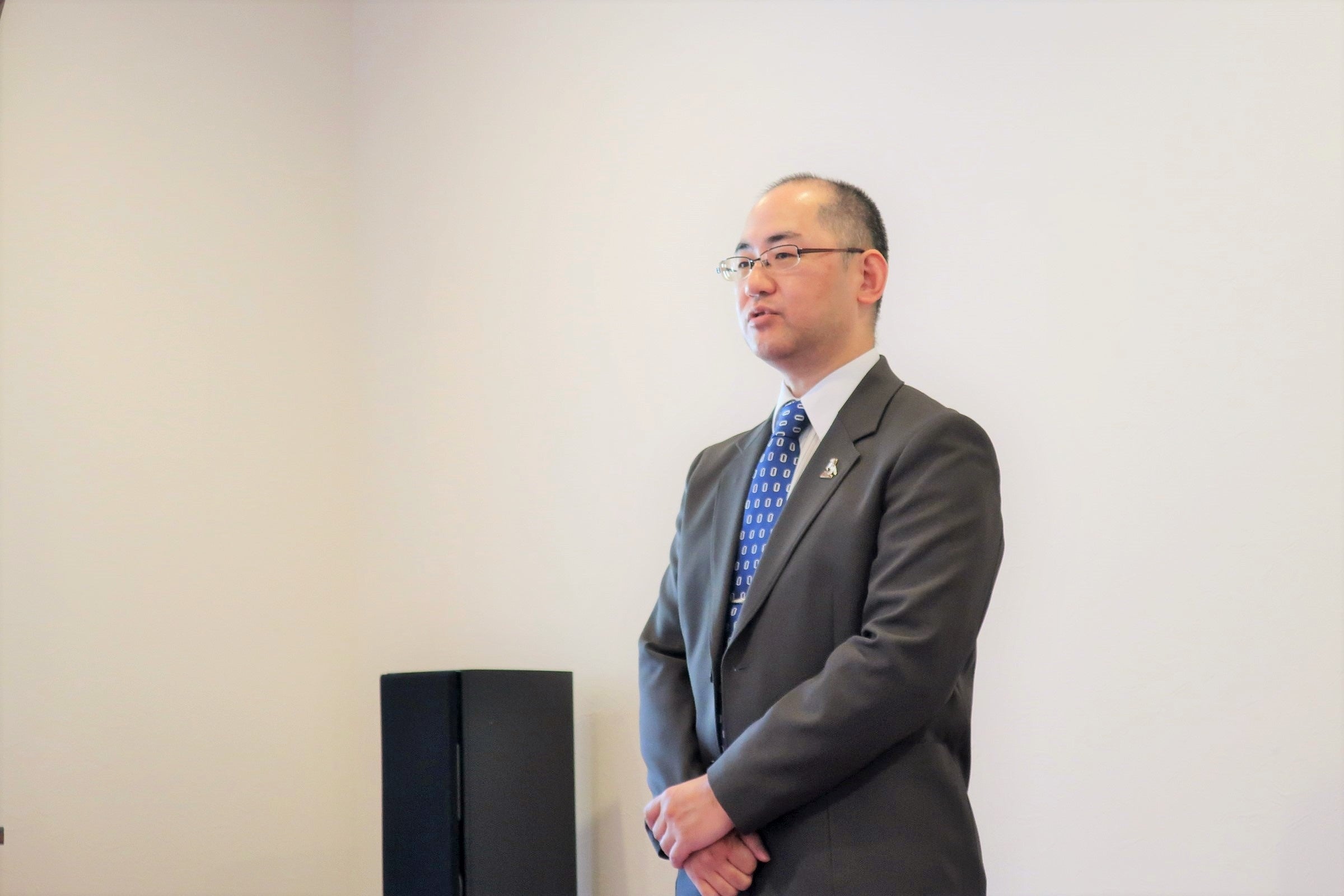 岡山大学高等先鋭研究院惑星物質研究所への期待を述べる 佐藤法仁副理事・副学長・URA