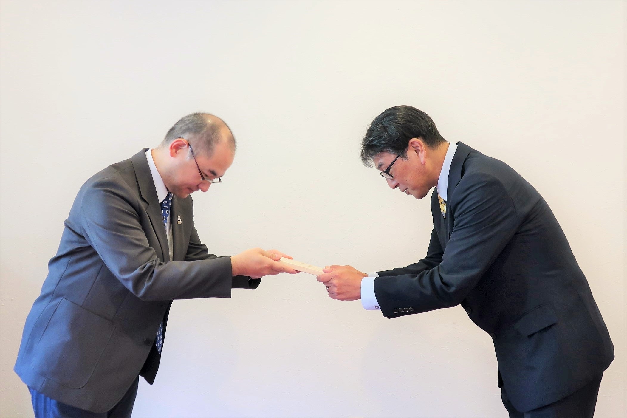 佐藤法仁副理事・副学長・URAから高等先鋭研究院の 認定証を受け取る芳野極所長（右）