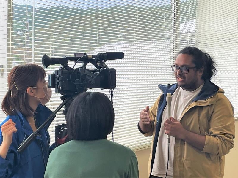 地元ケーブルテレビの取材を受ける留学生