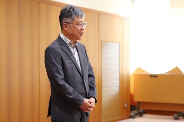 認定を受けて挨拶をする沈建仁所長