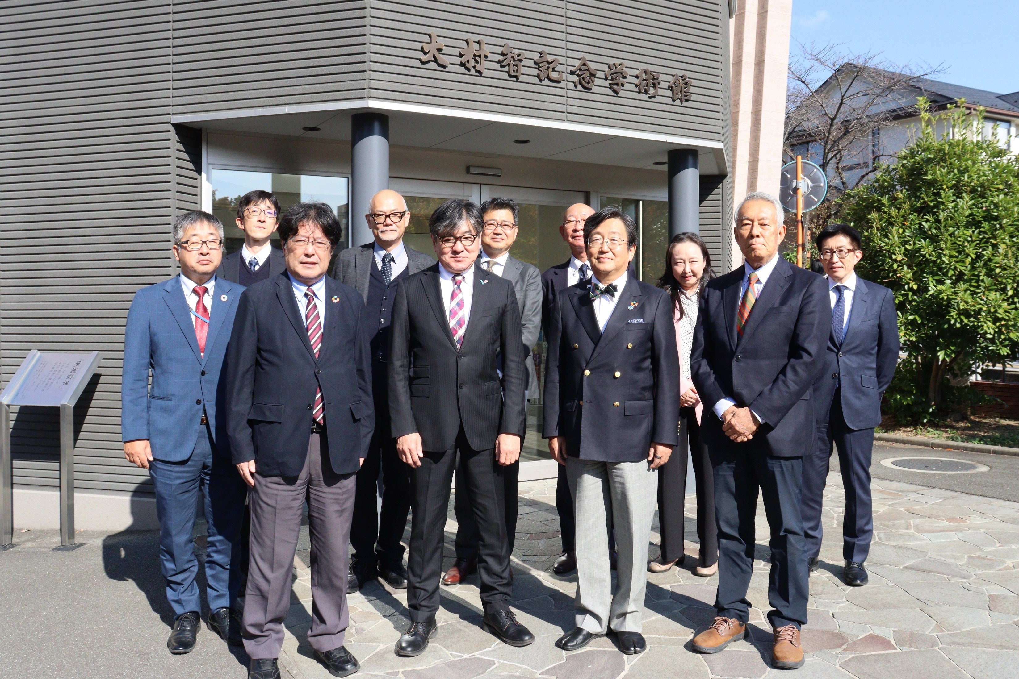 集合写真（左から3人目：中村山梨大学長、同4人目：那須岡山大学長）