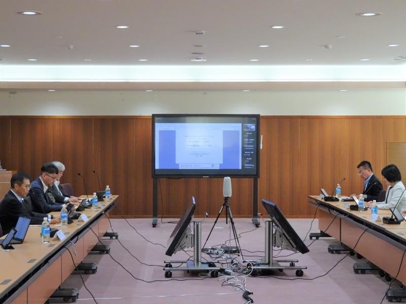 意見交換の様子（左：本学　右：中国銀行）