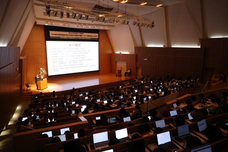 経済学部の学生ら約400人が聴き入った