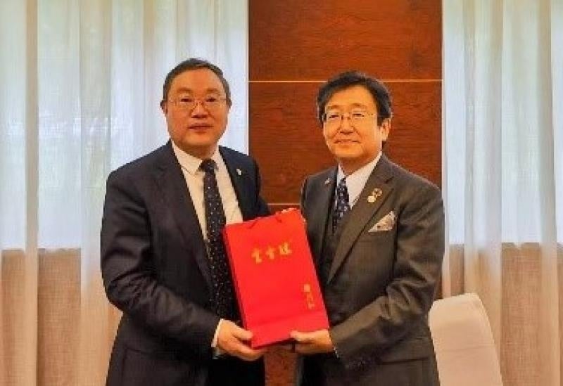 成党委員会書記と那須学長(右)