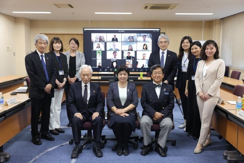 参加者による記念撮影（前列右から、那須保友学長、郭艶萍会長国際同窓会長、小長啓一 岡山大学Alumni（全学同窓会）会長）