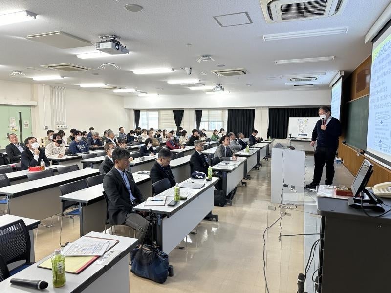 コ―ディネーターの大仲先生と会場の様子