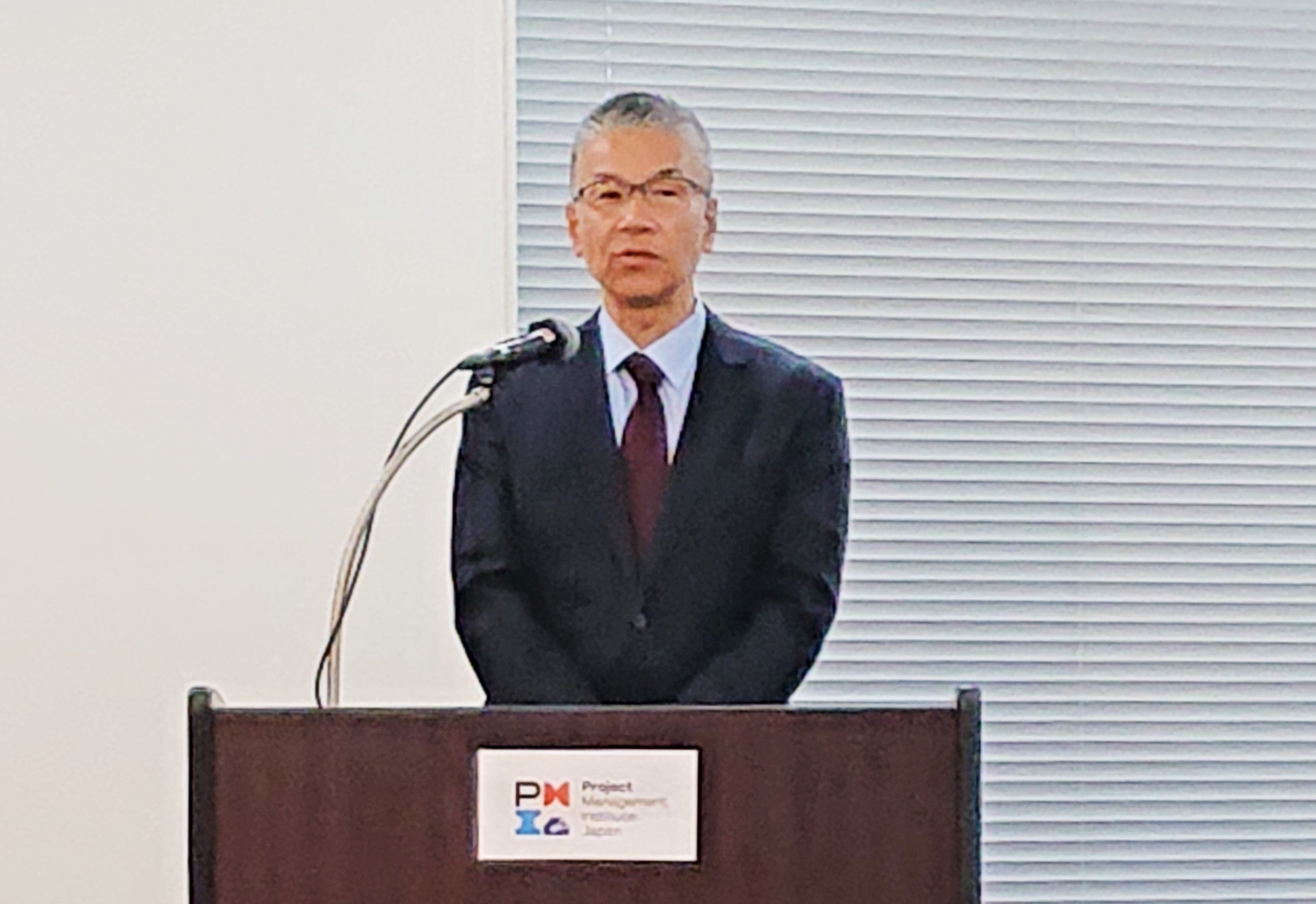 あいさつする端山PMI日本支部会長