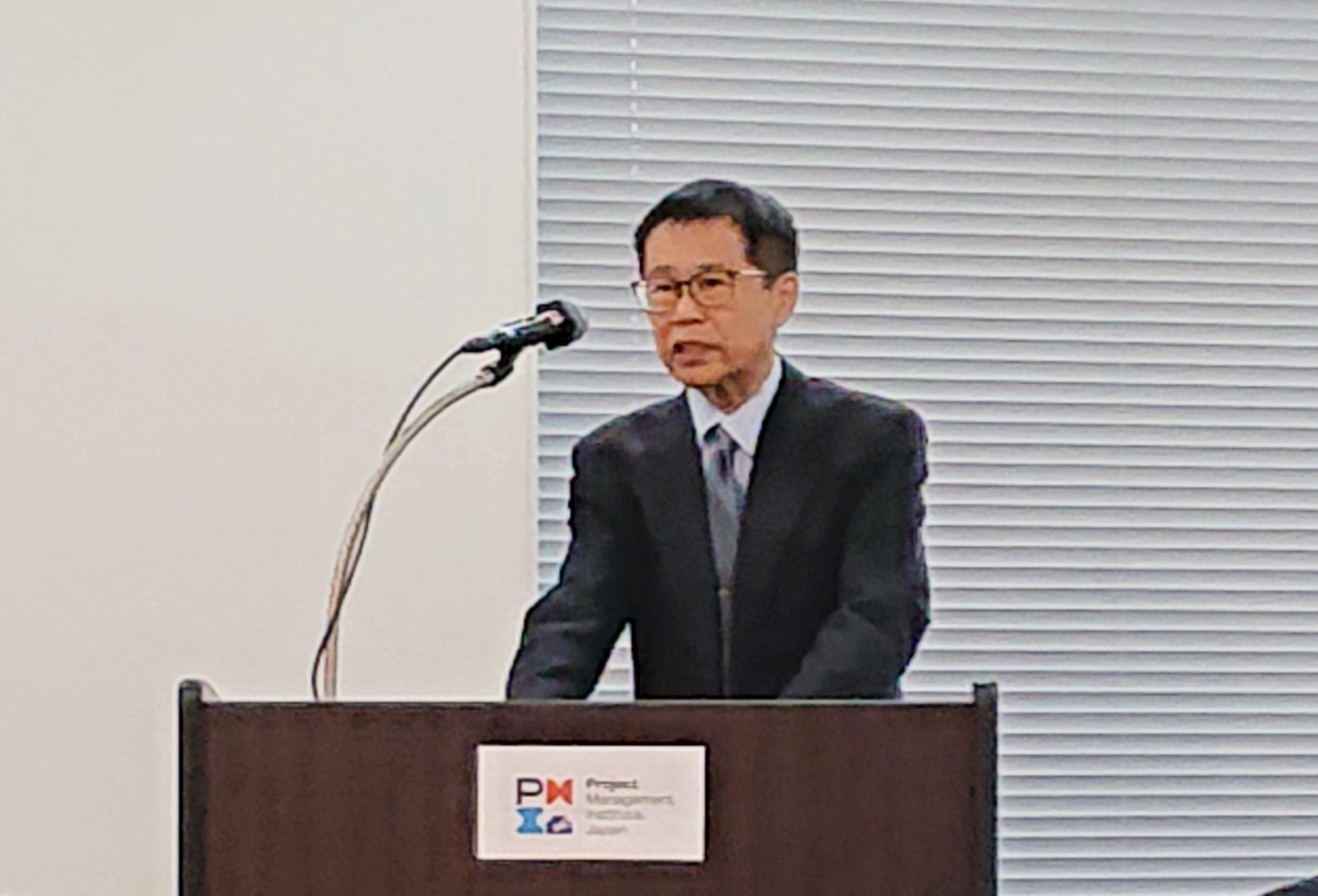 授賞理由を述べる佐藤本部長・URA