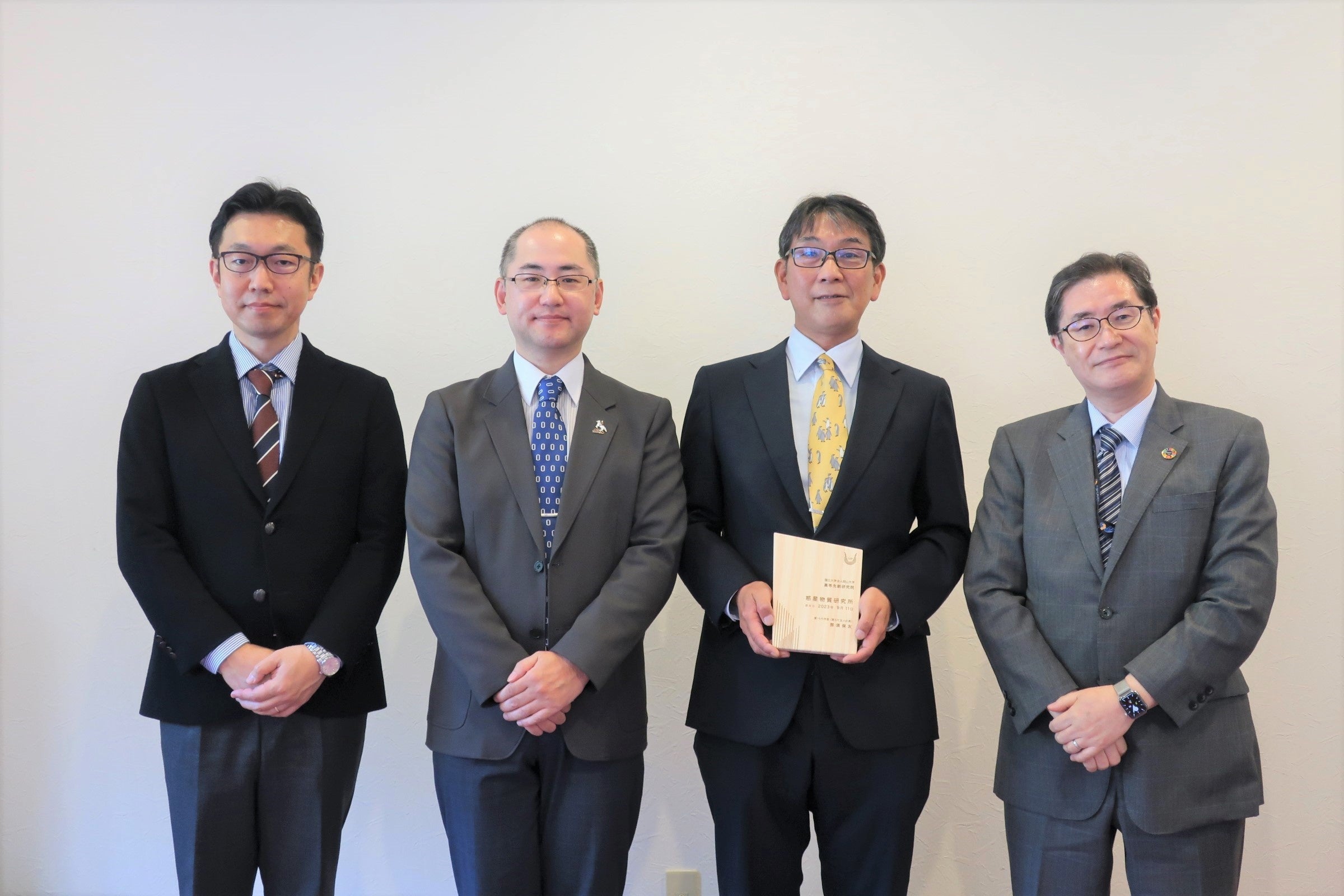 惑星物質研究所での認定式記念撮影（左より：白井俊参事官、佐藤法仁副理事・副学長・URA、芳野極所長、松尾泰樹事務局長）