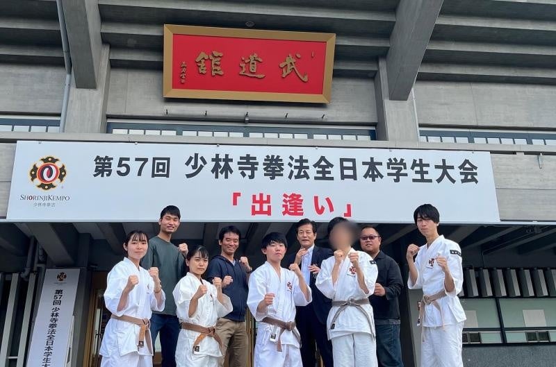 会場前での記念写真