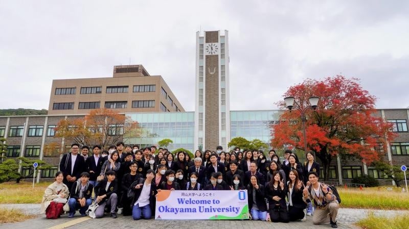 カセサート大学付属高校の生徒との記念撮影