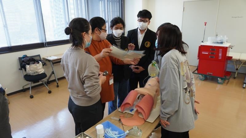 救急医療用シミュレーターについて学ぶ様子(大学院医歯薬学総合研究科附属医療教育センター)