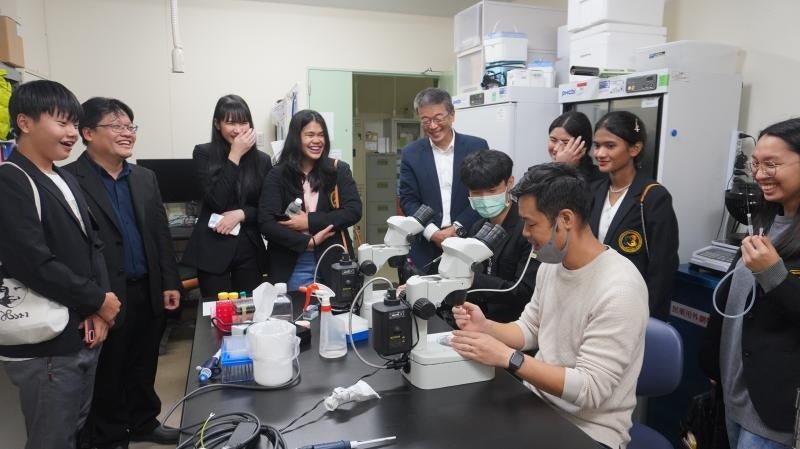 疑似卵の移動操作を通じて生殖医療について学ぶ（農学部）