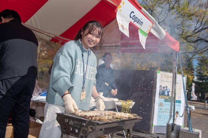 焼き鳥を販売して売り上げを寄付するブース