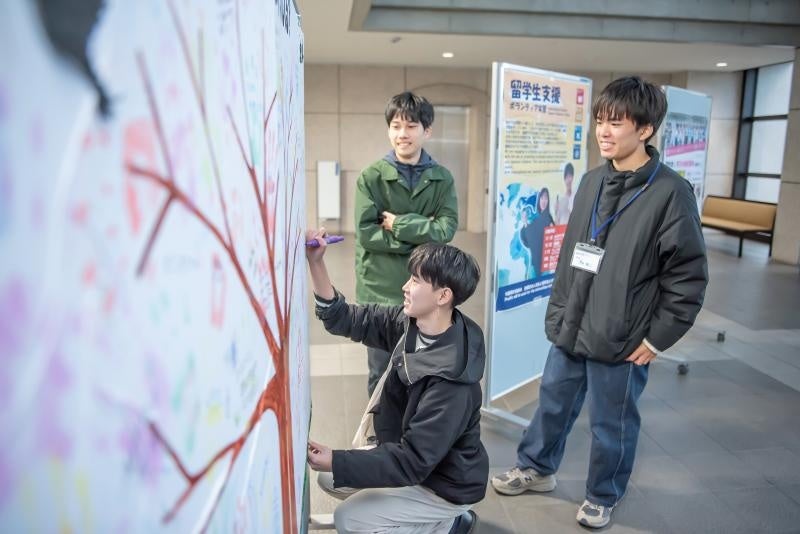 手形アートにメッセージを書く様子